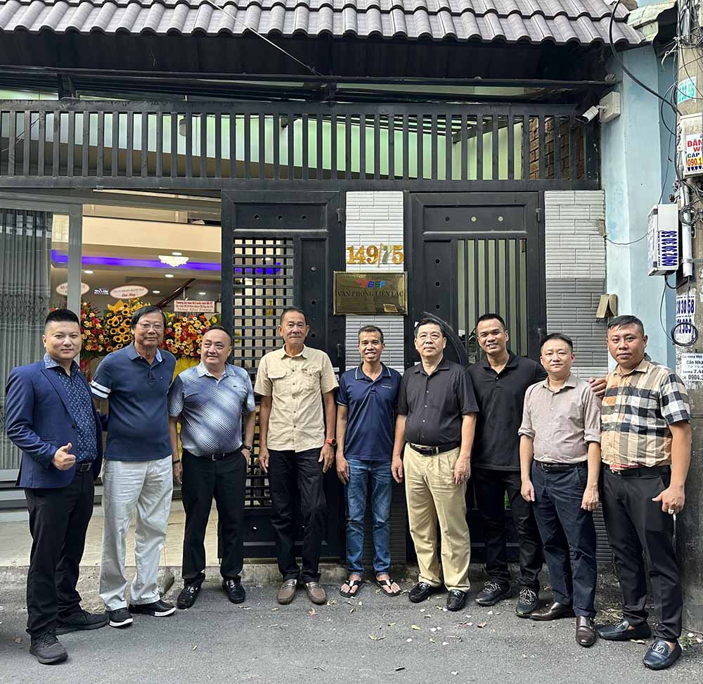 VBSF thưởng nóng Trần Quyết Chiến và Chiêm Hồng Thái trong lễ khai trương văn phòng mới bil ldvnvp 1107203 VBSF thưởng nóng Trần Quyết Chiến và Chiêm Hồng Thái trong lễ khai trương văn phòng mới